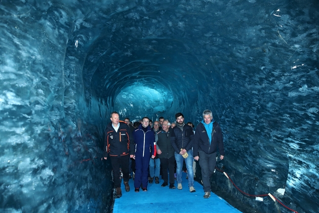 Visite présidentielle du tunnel de glace près de Chamonix, le 13 février 2020