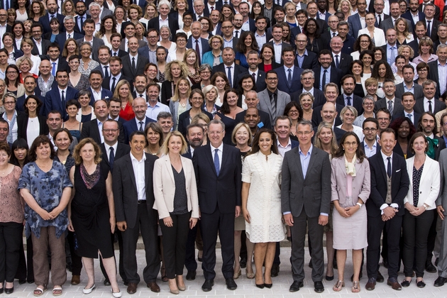 Les 308 nouveaux députés d'En Marche autour du nouveau président de groupe Richard Ferrand le 24 juin 2017 à Paris