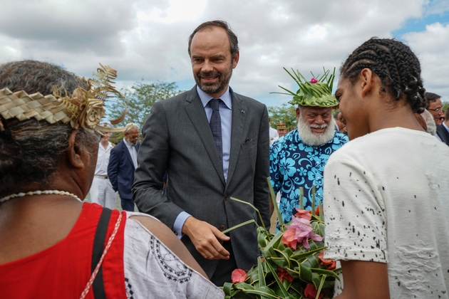 Le Premier ministre Edouard Philippe (c) et le président de la province du nord de Nouvelle-Calédonie Paul Neaoutyine (2e d), le 4 décembre 2017 à Koné