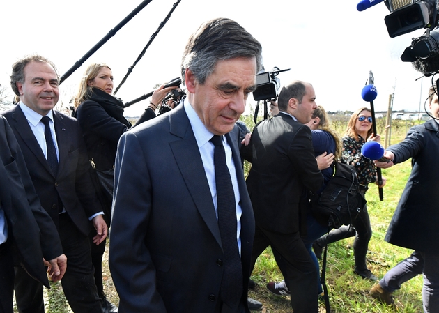 Le candidat de la droite à la présidentielle François Fillon (c), le 2 mars 2017 à Nîmes