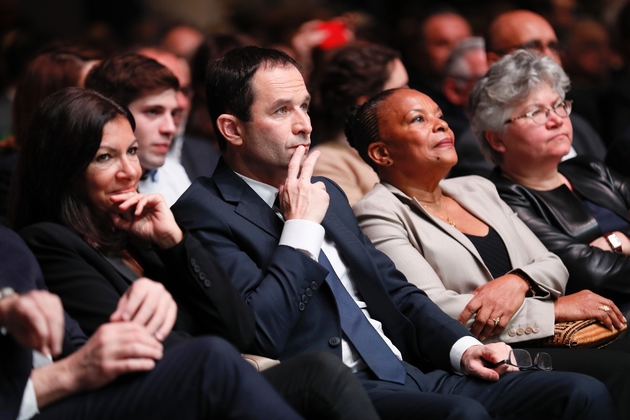 La maire de Paris Anne Hidalgo, au côté du candidat socialiste à la présidentielle Benoît Hamon (c), et l'ancienne Garde des Sceaux Christiane Taubira (d), lors d'une réunion du Parti socialiste le 5 février 2017 à Paris