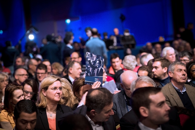 Des partisans de François Fillon attendent son arrivée lors d'un meeting de campagne, le 4 mars 2017 à Aubervilliers, près de Paris