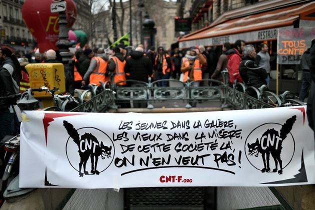 Une banderole deployée dans les rues de Paris lors des manifestations nationales contre la réforme des retraites, le 28 décembre 2019