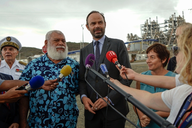 Edouard Philippe (c) répond aux journalistes au coté du président de la province du Nord de la Nouvelle-Calédonie Paul Neaoutyine (2è g) et la ministre des Outre-mer Annick Girardin, lors d'une visite dans une mine de nickel le 4 décembre 2017