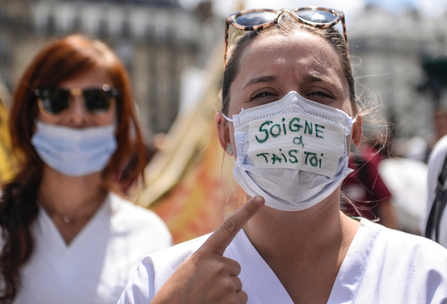 Des personnels hospitaliers manifestent place Montparnasse à Paris le 6 juin 2019