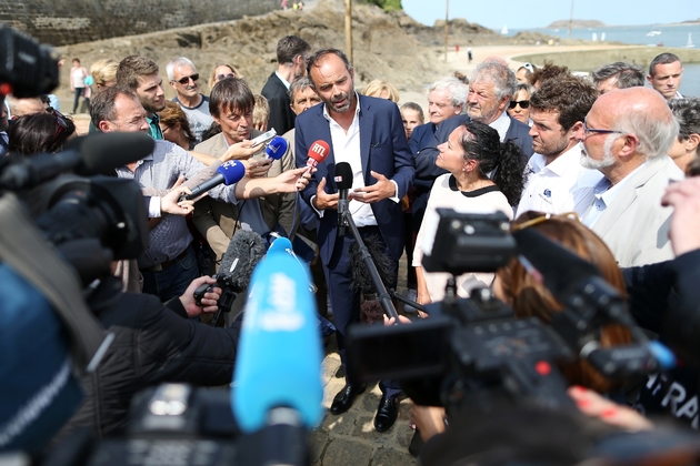 Le Premier ministre Édouard Philippe (C) et Nicolas Hulot, ministre de la Transition écologique et solidaire, à Dinard (Ille-et-Vilaine) après leur navigation à bord d'Energy Observer le 25 août 2017