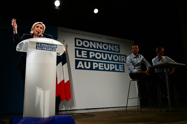 Marine Le Pen, président du Rassemblement National (RN), Jordan Bardella (c) et Thierry Mariani, candidats aux élections européennes, lors d'un meeting, le 22 mars 2019 à Roquevaire, dans les Bouches-du-Rhône