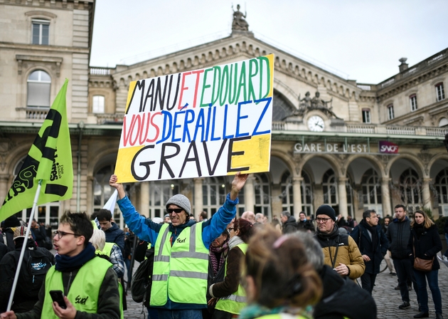 Manifestation contre la réforme des retraites à Paris, devant la gare de l'Est, le 29 décembre 2019