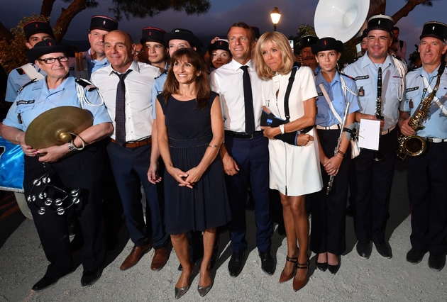 Brigitte et Emmanuel Macron avec le maire de Bormes-les-Mimosas, Francois Arizzi (G) et des gendarmes après la cérémonie à l'occasion du 75e anniversaire de la libération de la ville, le 17 août 2019