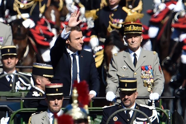 Le président Emmanuel Macron et le chef d'état-major des armées (Cema), le général Pierre de Villiers, au défilé militaire sur les Champs-Elysées à Paris le 14 juillet 2017