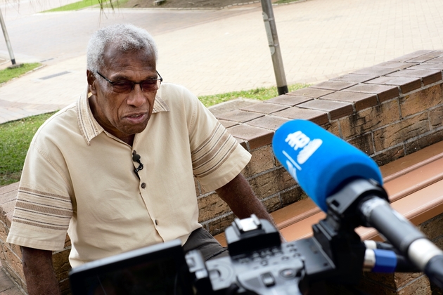 Elie Poigoune, président de la Ligue des droits de l'homme de Nouvelle-Calédonie, pose pour un entretien à l'AFP à Nouméa, le 1er novembre 2018