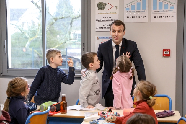 Emmanuel Macron lors d'une visite surprise dans une école de Saint-Sozy, près de Souillac, le 18 janvier 2019  