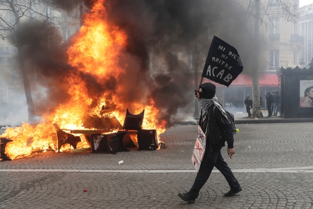 Des barricades en feu sur les Champs-Elysées lors d'une manifestation de 