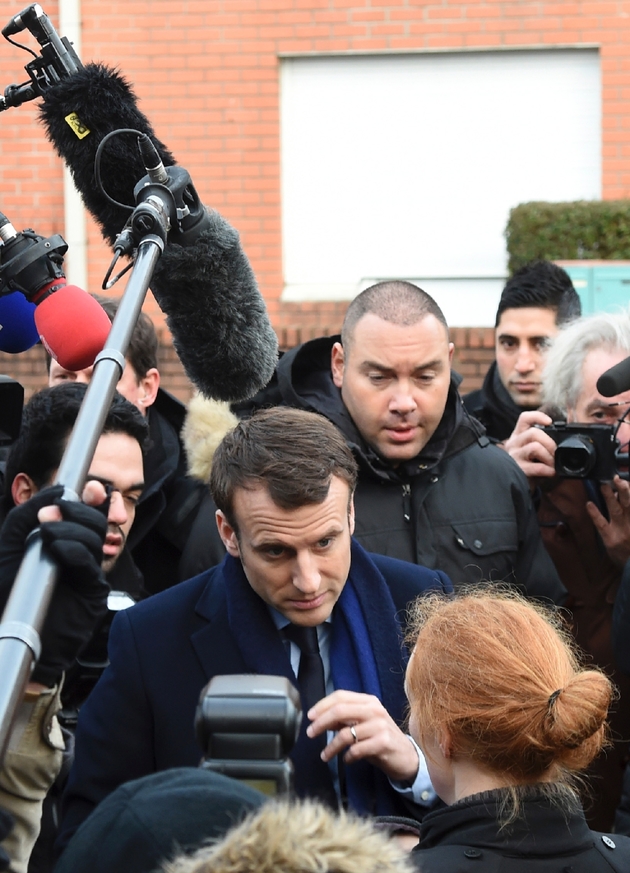 Emmanuel Macron lors d'une visite dans une école maternelle le 14 janvier 2017 à Dombrowski d'Hellesmes dans le nord de Lille