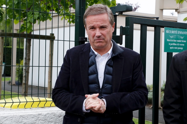 Nicolas Dupont-Aignan après avoir voté au second tour de la présidentielle, le 7 mai 2014 à Yerres
