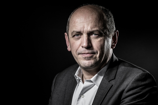 Pierre Larrouturou (Nouvelle Donne) lors d'une séance photo à Paris le 2 décembre 2016