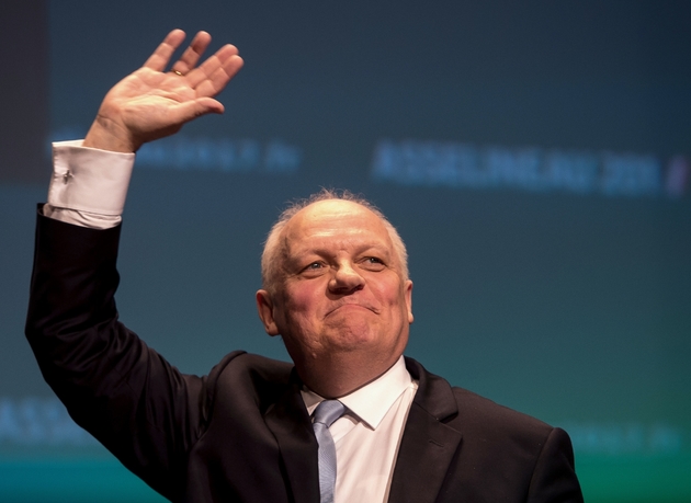 François Asselineau, candidat à l'élection présidentielle de l'Union populaire républicaine (UPR), salue ses soutiens lors d'une réunion publique à Lille, le 10 avril 2017