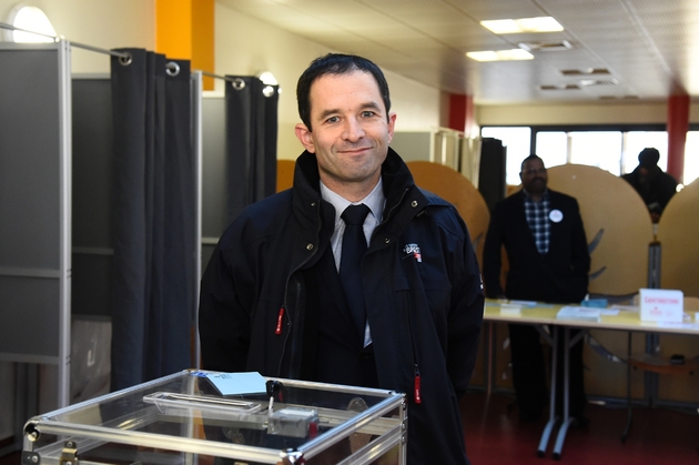 Benoît Hamon vote au premier tour de la primaire organisée par le PS, le 22 janvier 2017