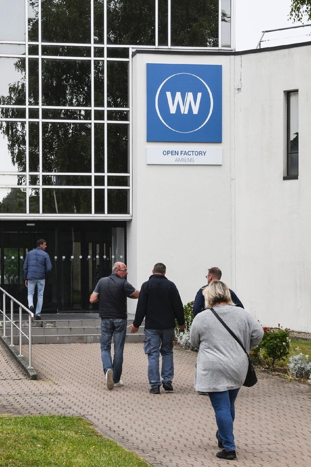 Des salariés de WN, repreneur de l'usine Whirlpool placé en redressement judiciaire, sur le site industriel d'Amiens le 29 mai 2019