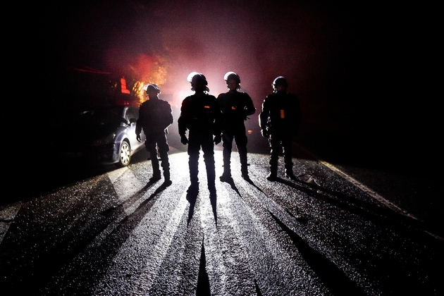 Des policiers anti-émeutes prêts à intervenir pour l'évacuation des zadistes à Notre-Dame-des-Landes, le 9 avril 2018
