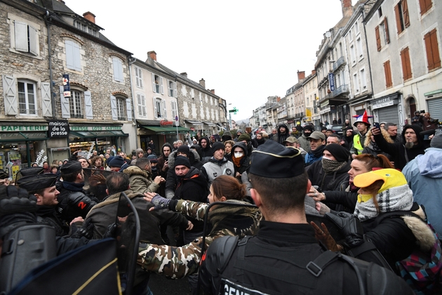 Heurts entre forces de l'ordre et manifestants à Souillac dans le Lot avant l'arrivée d'Emmanuel Macron, le 18 janvier 2019