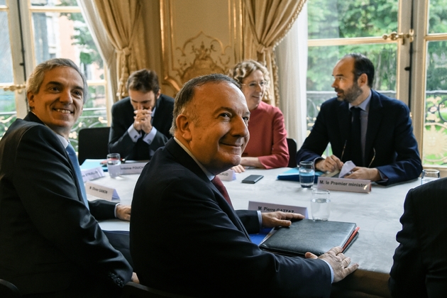 Le vice-président du Medef Alexandre Saubot(à gauche) et le président de l'organisation patronale Pierre Gattaz (à droite), lors d'une réunion à Matignon, le 25 juillet 2017