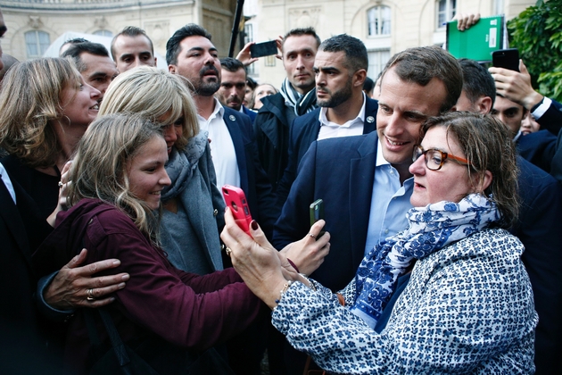 Séance de selfies pour le président français Emmanuel Macron et son épouse Brigitte, le 17 septembre 2017 à l'Elysée à Paris