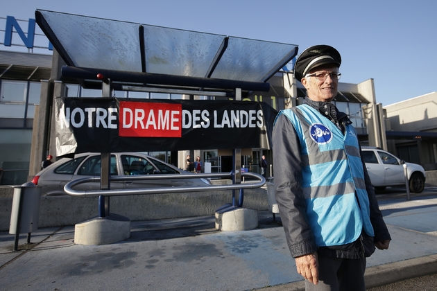 Des défenseurs du projet d'aéroport de Notre-Dame-des-Landes manifestent devant celui de Nantes-Atlantique à Bouguenais, pour réclamer son déménagement, le 14 octobre 2017