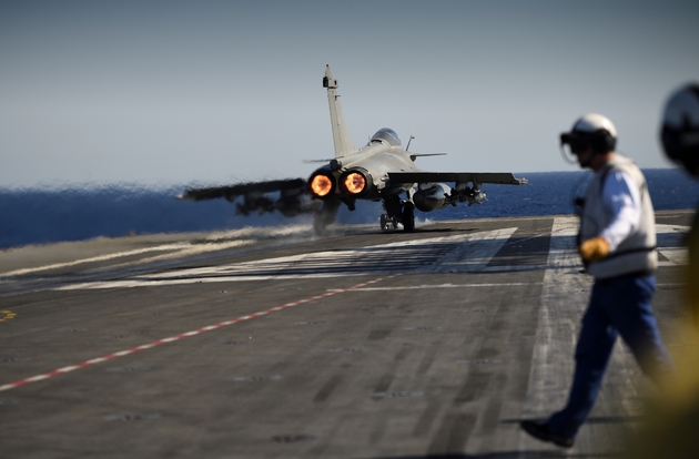 Le porte-avions Charles de Gaulle, en Méditerranée le 2 octobre 2016