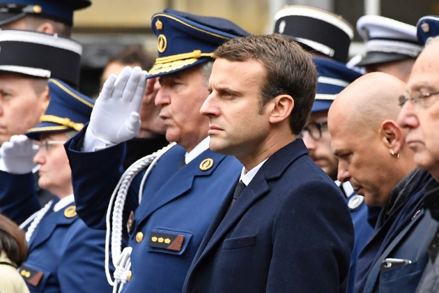 Emmanuel Macron à Paris lors de l'hommage national mardi 25 avril 2017 à Xavier Jugelé, le policier tué lors de l'attentat sur les Champs-Elysées jeudi 20 avril 2017