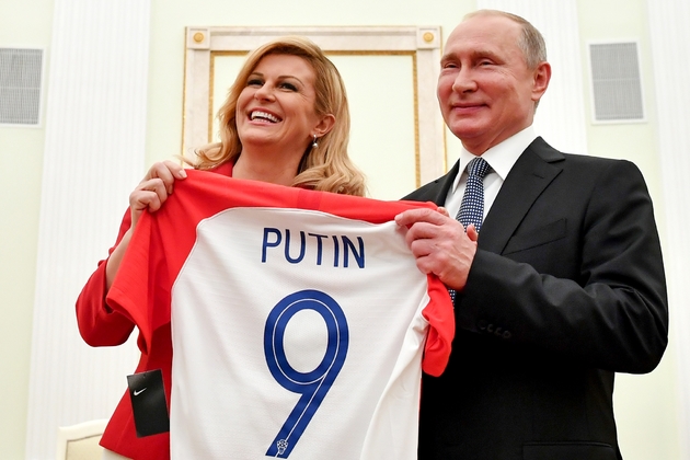 La présidente croate Kolinda Grabar-Kitarovic et le président russe Vladimir Poutine au Kremlin à Moscou, le 15 juillet 2018