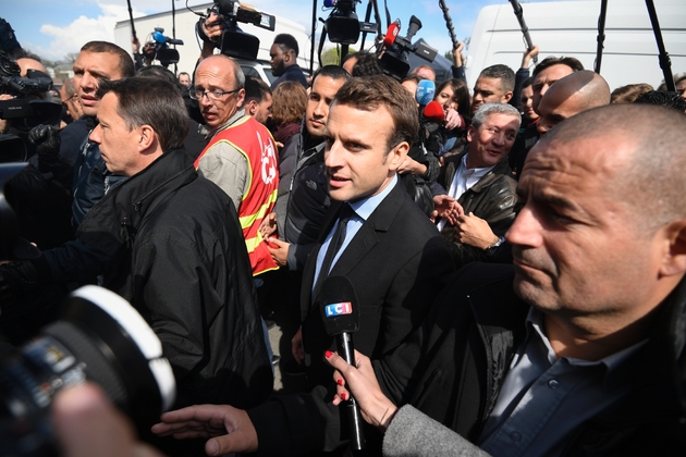 Emmanuel Macron, alors candidat à l'élection présidentielle, arrive à l'usine Whirlpool d'Amiens le 26 avril 2017
