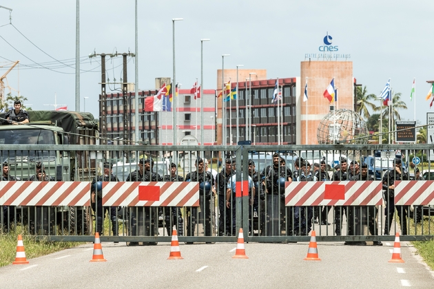 La police anti-émeute guyanaise à l'entrée du Centre spatial guyanais (CSG) et face à des manifestants, le 4 avril 2017 à Kourou