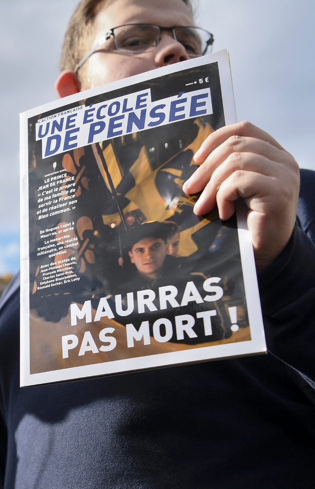 Un membre de l'Action française vendant le mlagazine du mouvement place de l'Opéra à Paris le 15 juin 2018 à Paris