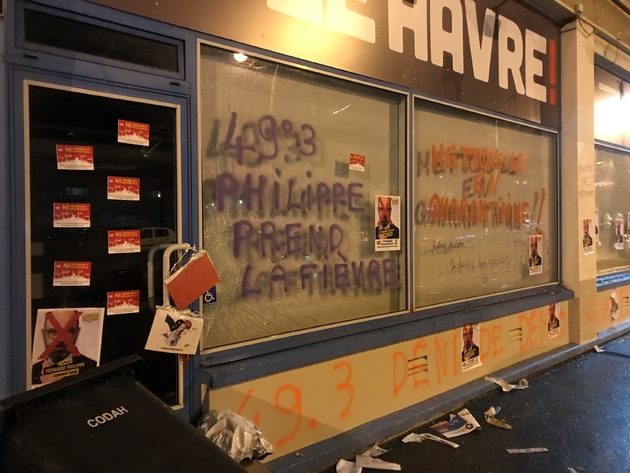 Des graffitis ont été apposés sur les murs de la permanence de campagne d'Edouard Philippe au Havre, le 29 février 2020