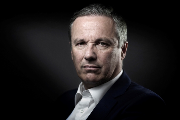 Le président de Debout La France, Nicolas Dupont-Aignan, pose lors d'une séance photos à Paris le 9 mai 2016