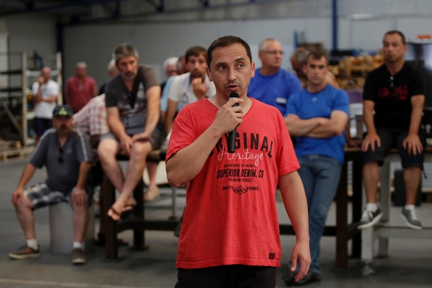 Vincent Labrousse, délégué CGT de l'équipementier automobile creusois GM&S Industry, menacé de liquidation, lors d'une assemblée général, le 21 juin 2017