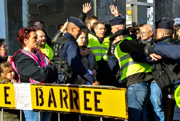 Policiers évacuant des manifestants en gilet jaune à Albert (Somme), avant l'arrivée du président Macron, le 9 novembre 2018 lors des commémorations du centenaire de la Grande Guerre. Les 