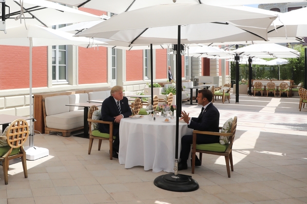 Le président Emmanuel Macron et son homologue américain Donald Trump lors d'un déjeuner à l'Hôtel du Palais, le 24 août 2019 à Biarritz