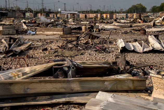 Le camp de migrants de Grande-Synthe le 11 avril 2017 à Dunkerque, détruit par un incendie dû à des rixes entre Afghans et Kurdes