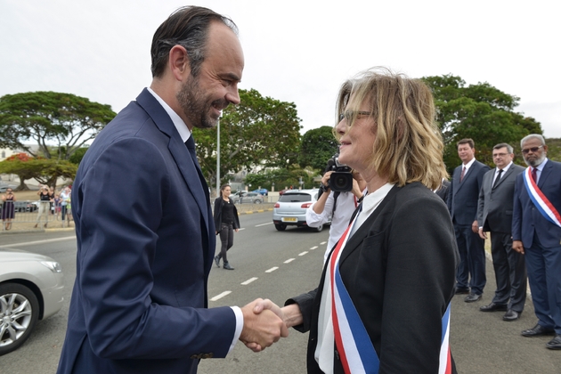 Le Premier ministre Edouard Philippe salue la mairesse de Nouméa Sonia Lagarde dans sa ville de Nouvelle-Calédonie, le 2 décembre 2017