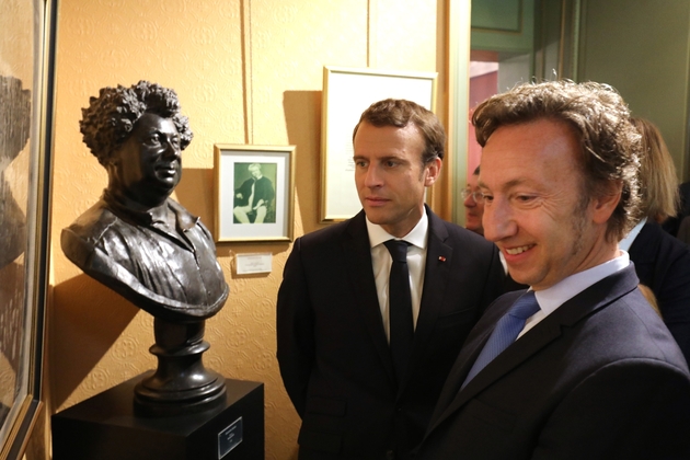 Le président Emmanuel Macron et l'animateur de France 2 Stéphane Bern devant un buste d'Alexandre Dumas lors d'une visite du Château de Monte-Cristo à Marly-le-Roi près de Paris, le 16 septembre 2017