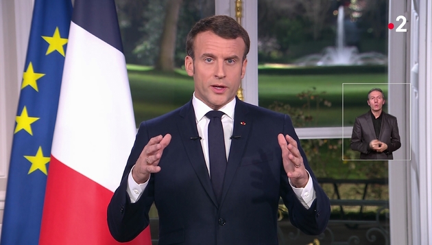 Capture d'écran de la chaîne France 2 diffusant les vœux aux Français du président Emmanuel Macron depuis l'Élysée, le 31 décembre 2019 