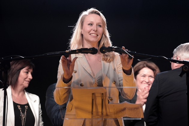 La députée FN du Vaucluse Marion Maréchal-Le Pen (d), lors d'un meeting de campagne de Marine Le Pen, candidate à la présidentielle, à Bayonne, le 11 avril 2017