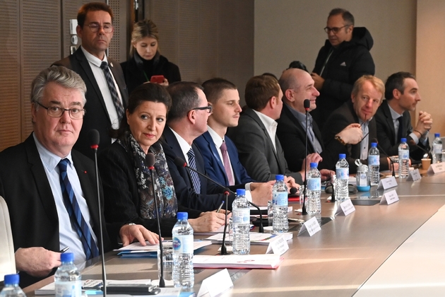 Le haut-commissaire aux retraites Jean-Paul Delevoye (G) et la ministre de la Santé et des Solidarités Agnès Buzyn (2eG) reçoivent les partenaires sociaux le 9 décembre 2019 à Paris