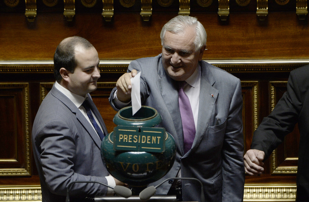 Jean-Pierre Raffarin (UMP) glisse son bulletin dans l'urne pour l'élection du président du Sénat