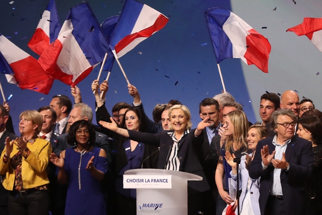 Marine Le Pen applaudie par ses partisans lors d'un meeting électoral à Nice le 27 avril 2017
