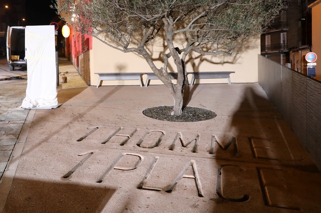 La place Claude Erignac avec l'inscription au sol 
