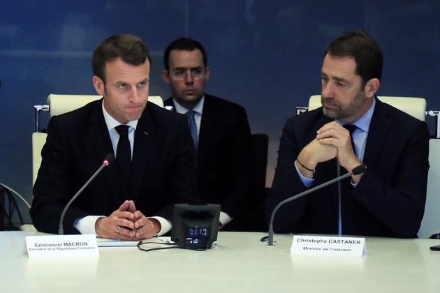 Emmanuel Macron (G) présidant une réunion de crise avec le ministre de l'Intérieur Christophe Castaner (D), au ministère de l'Intérieur à Paris, le 16 mars 2019