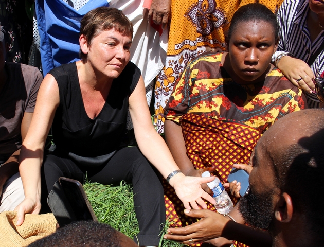 la ministre des Outre-mer Annick Girardin dialogue avec des manifestants à son arrivée le 12 mars à Mayotte.
